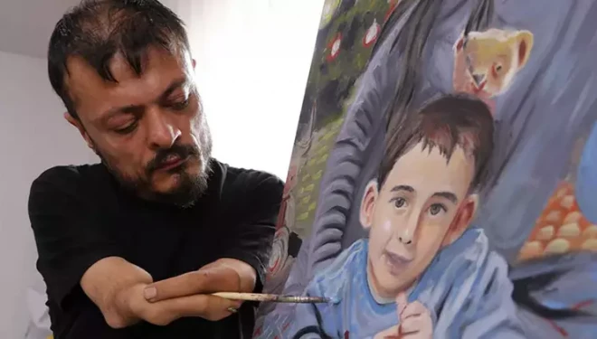 Elleri olmayan ressam, 'Sevgililer Günü' için aldığı siparişleri hazırlıyor