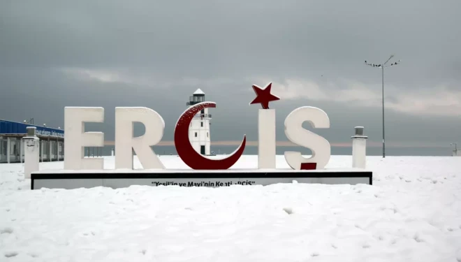 Erciş'te kar yağışı sonrası güzel görüntüler oluştu