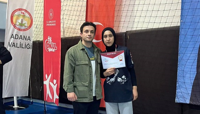 Özalplı öğrenci bilek güreşinde Türkiye üçüncüsü oldu