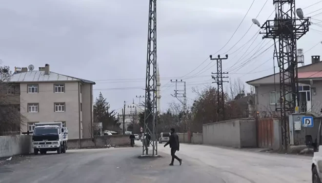 Yolun ortasındaki elektrik direği 5 aydır kaldırılmadı