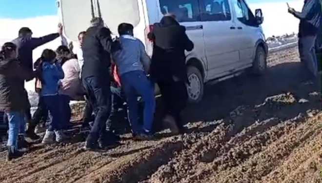 Çamurlu yollarda eğitim çilesi