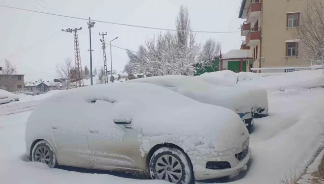 Başkale’de araçlar kara gömüldü: 32 yerleşim yerinin yolu ulaşıma kapandı