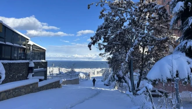 Kar Van'a geri döndü: Şehir beyaza büründü