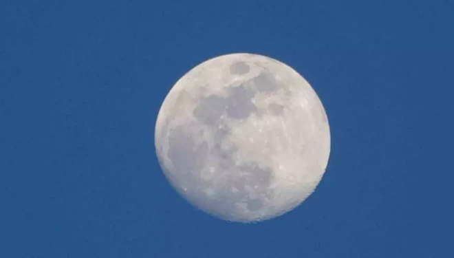 Van Kalesi’nde gökyüzü şöleni: Şişkin ay tarihle buluştu