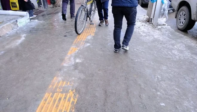 Van'da kaldırımlar buz pistine döndü!