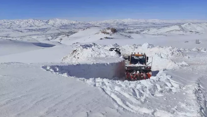 Başkale’de 3 metreyi bulan kar tünellerinde çalışma