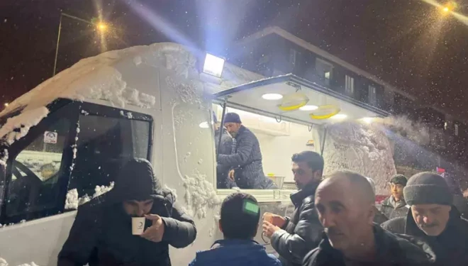 Muradiye’de teravih sonrası lokma ikramı