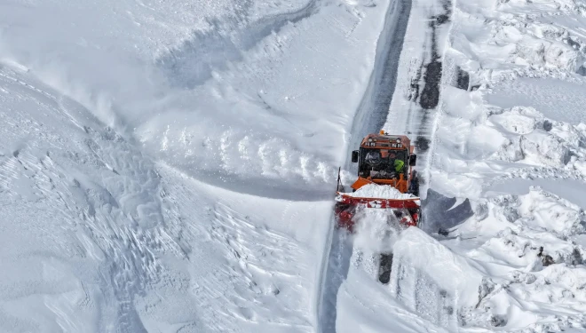 Van'ın İran sınırında 2 metreyi aşan karla mücadele çalışması