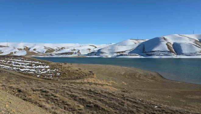 Zernek Barajı’nın buzları çözülmeye başladı