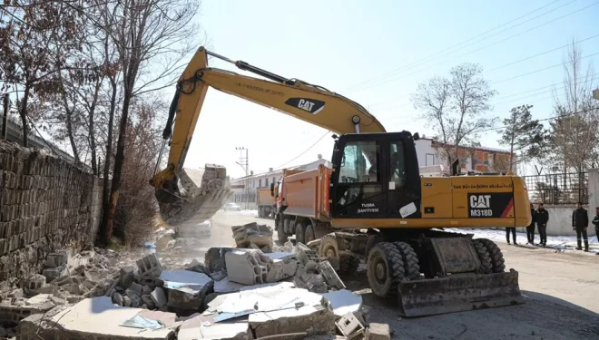 Van Büyükşehir Belediyesi'nin yıkım çalışmaları devam ediyor