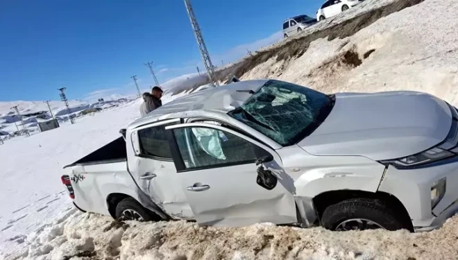 Van'da kamyonet şarampole yuvarlandı; 3 yaralı