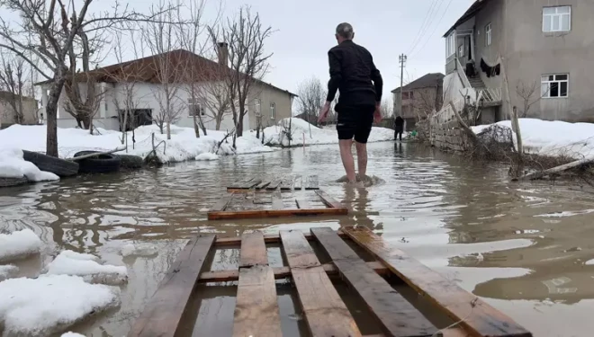 Yüksekova'da biriken kar eriyince evlerin bahçeleri su ile doldu