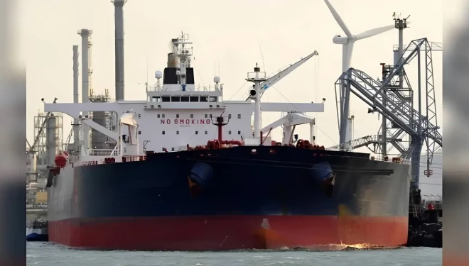 İstanbul Boğazı'na yaklaşan Türk petrol gemisi vuruldu!