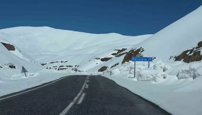 Bahçesaray yolundaki çalışmalara çığ riski nedeniyle ara verildi