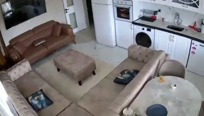 Van’da 5.2 büyüklüğünde deprem: Sarsıntı anı kamerada