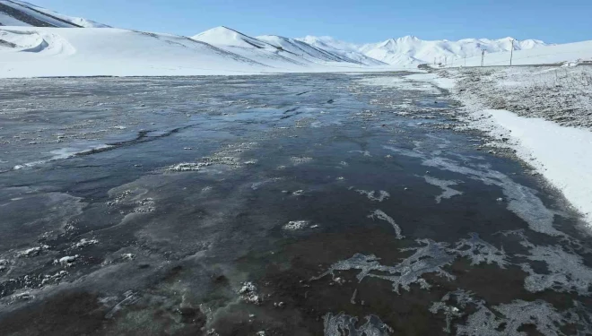 Kar yağışı sonrası dereler buz tuttu