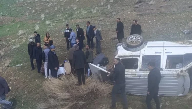 Van’da kamyonet şarampole devrildi: 4 yaralı