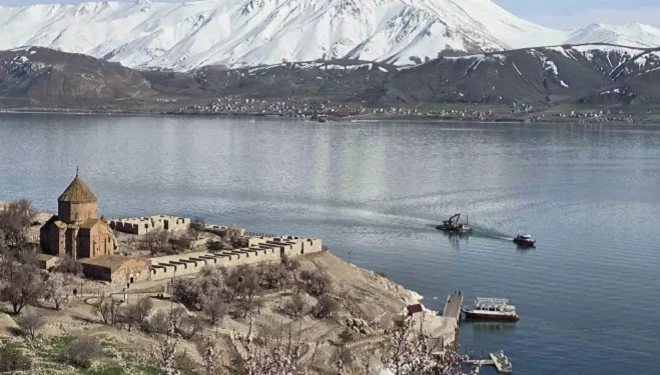 Van Gölü’nde sular çekildi, Akdamar’daki iskele yenileniyor