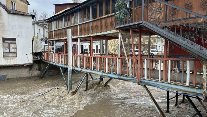 Çatak’ta aşırı yağış nedeniyle köprü ve üstündeki kafe tedbiren kapatıldı