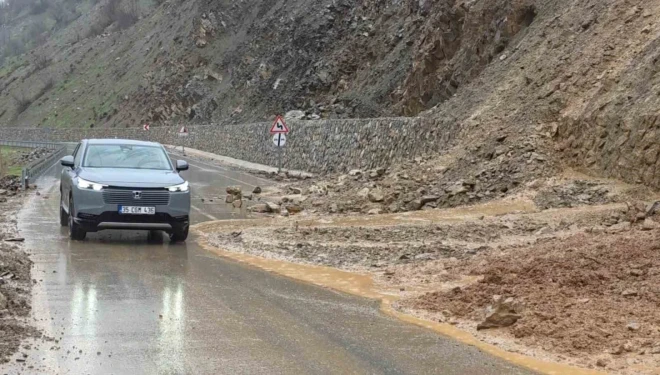 Hizan-Bahçesaray yoluna dökülen çamur ve kayalar temizlendi