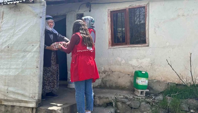 Kızılay gönüllülerinden Anneler Günü ziyareti