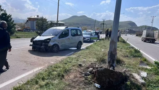 Van’da kamyonet aydınlatma direğine çarptı: 4 yaralı