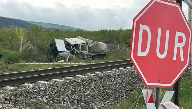 Tren, hemzemin geçitte kamyonete çarptı; 1 ölü, 3 yaralı