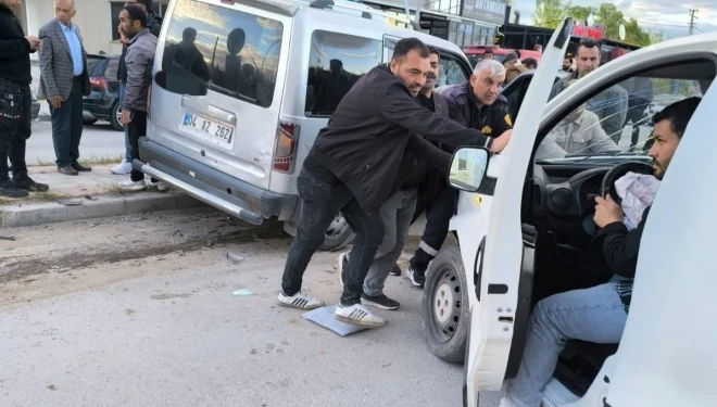 Van’da kamyonetler çarpıştı: 3 yaralı