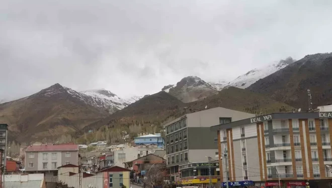 Başkale’de mayıs ayında yüksek kesimler beyaza büründü