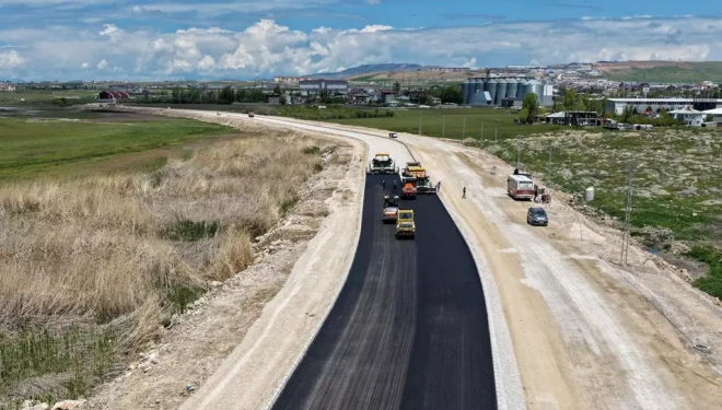 Van Gölü sahil yolunun son etabında asfalt serimine geçildi