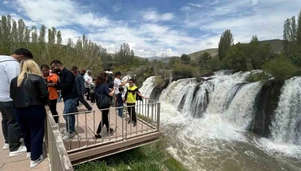 Yağışlarla birlikte coşan Muradiye Şelalesi ziyaretçi akınına uğradı