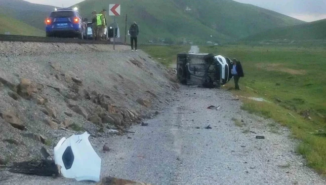 Van’da şarampole yuvarlanan kamyonetin sürücüsü yaralandı
