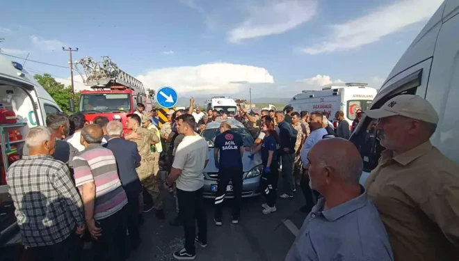 Muradiye’de otomobil ile minibüs çarpıştı: 5 yaralı