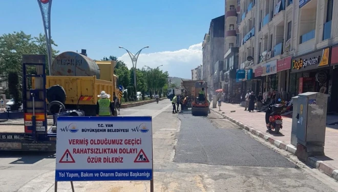 VBB, Erciş'te yol bakım onarım çalışması yaptı