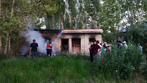 Erciş’te odunluk yangını