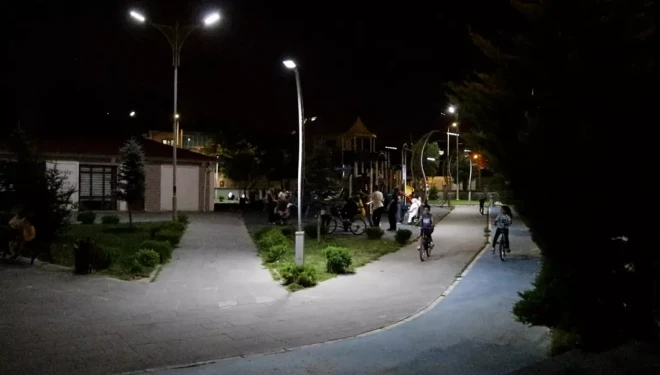 Edremit'te parklar güneş enerjisiyle aydınlanıyor
