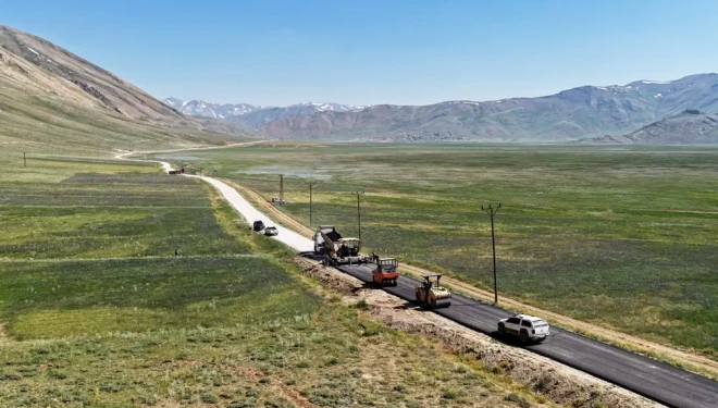 Çatak'ta 7 KM'lik yol sıcak asfaltla buluşuyor