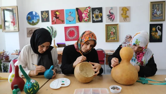 Tuşba’da kadınlar su kabağından abajur üretiyor