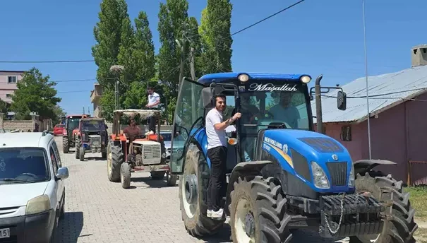 Traktörlerle konvoy yapılan düğündeki sürprizler davetlileri kahkahaya boğdu