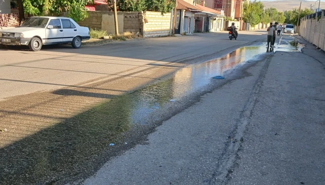 Van’da o mahallede su günlerdir boşa akıyor!