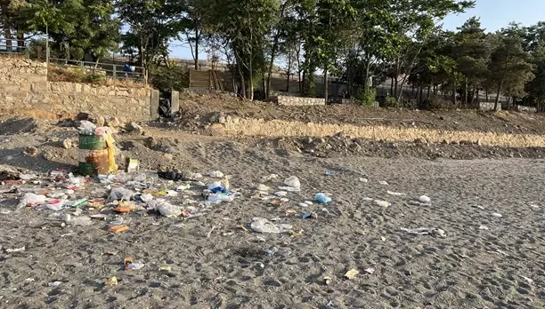 Gevaş Halk Plajı'ndaki çöp görüntülerine tepki