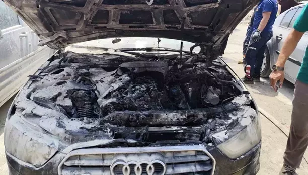 Van’da park halindeki otomobilin motoru yandı