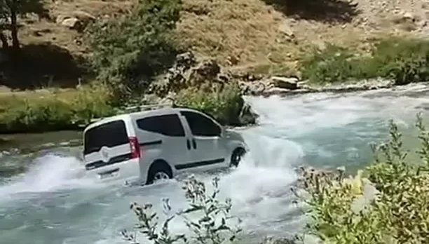 El freni çekilmeyen araç Bahçesaray Çayı’na uçtu
