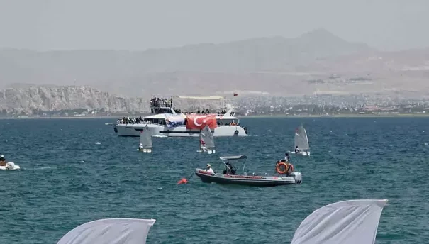 Van Gölü’nde Türk bayrağıyla nefes kesen flyboard gösterisi