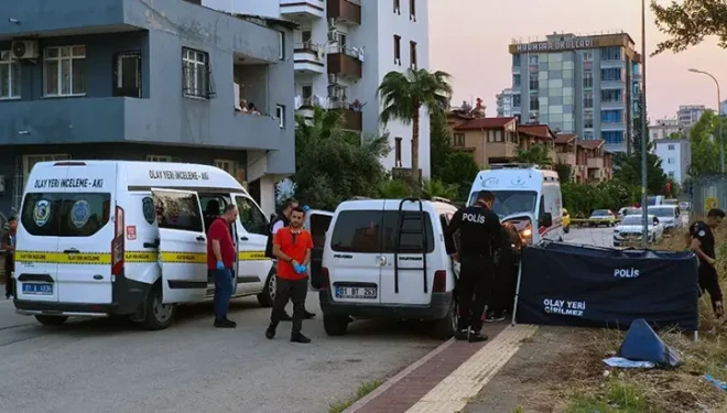 Husumetlisi ile eşini iş yerinde, müdahale eden oğlunu da araçta silahla vurdu