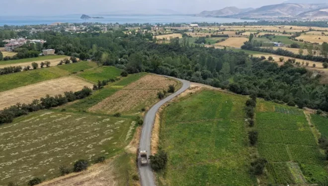 Gevaş'ta arazi yolu çalışması