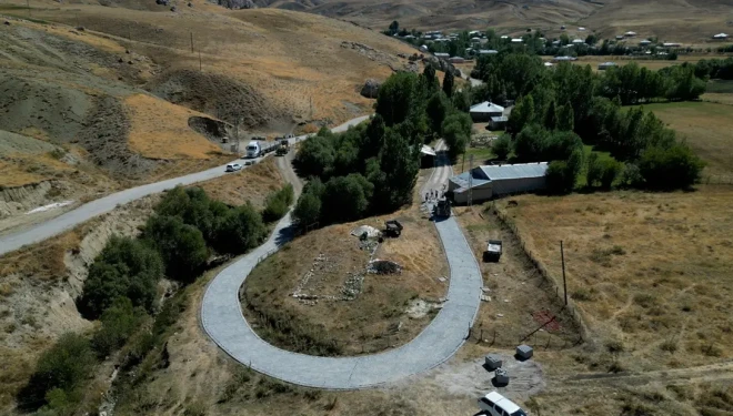 Derebey Mahallesi’nde kilitli parke taşı çalışmaları başladı
