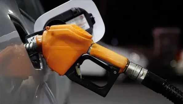 Akaryakıtta tarihi eşik: Motorin 100 lirayı aştı