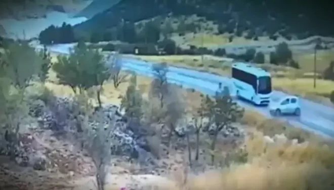 Yolcu otobüsü ile otomobil çarpıştı; 7 ölü, 16 yaralı