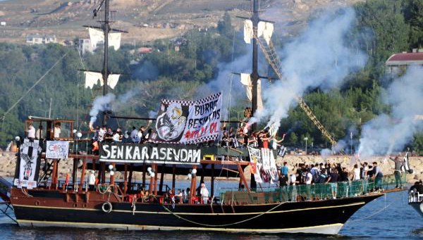 Beşiktaşlılar Teknelerle Meşale Yakıp Van Gölü'nde Şampiyonluk Kutlaması Yaptı
